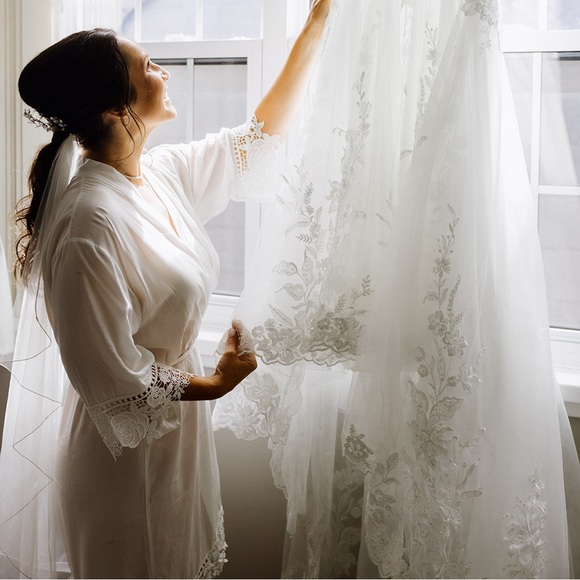 Fingertip-length Bridal veil with metal comb attachment - Picture 1 of 8